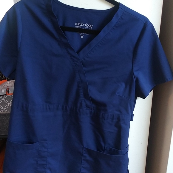 Ladies Scrubology Scrub Top sz Medium 💙 2 for 20 add to bundle to get discount - Picture 1 of 6